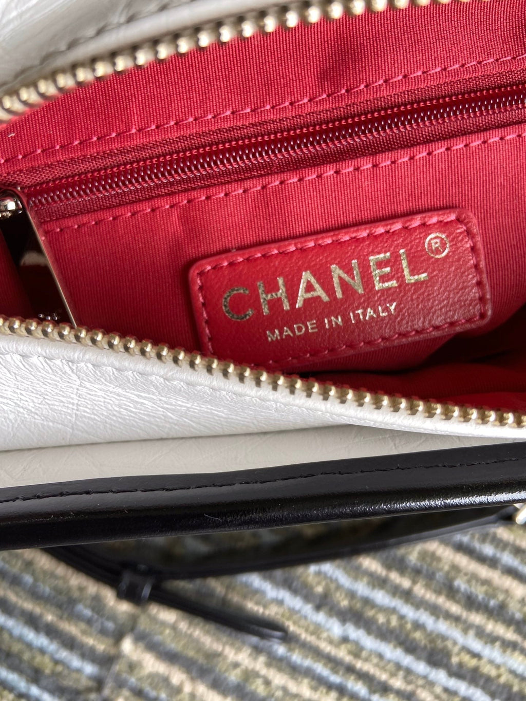 CHANEL MEDIUM 20 HOBO BAG IN WHITE MIX BLACK CALFSKIN WITH STRAP