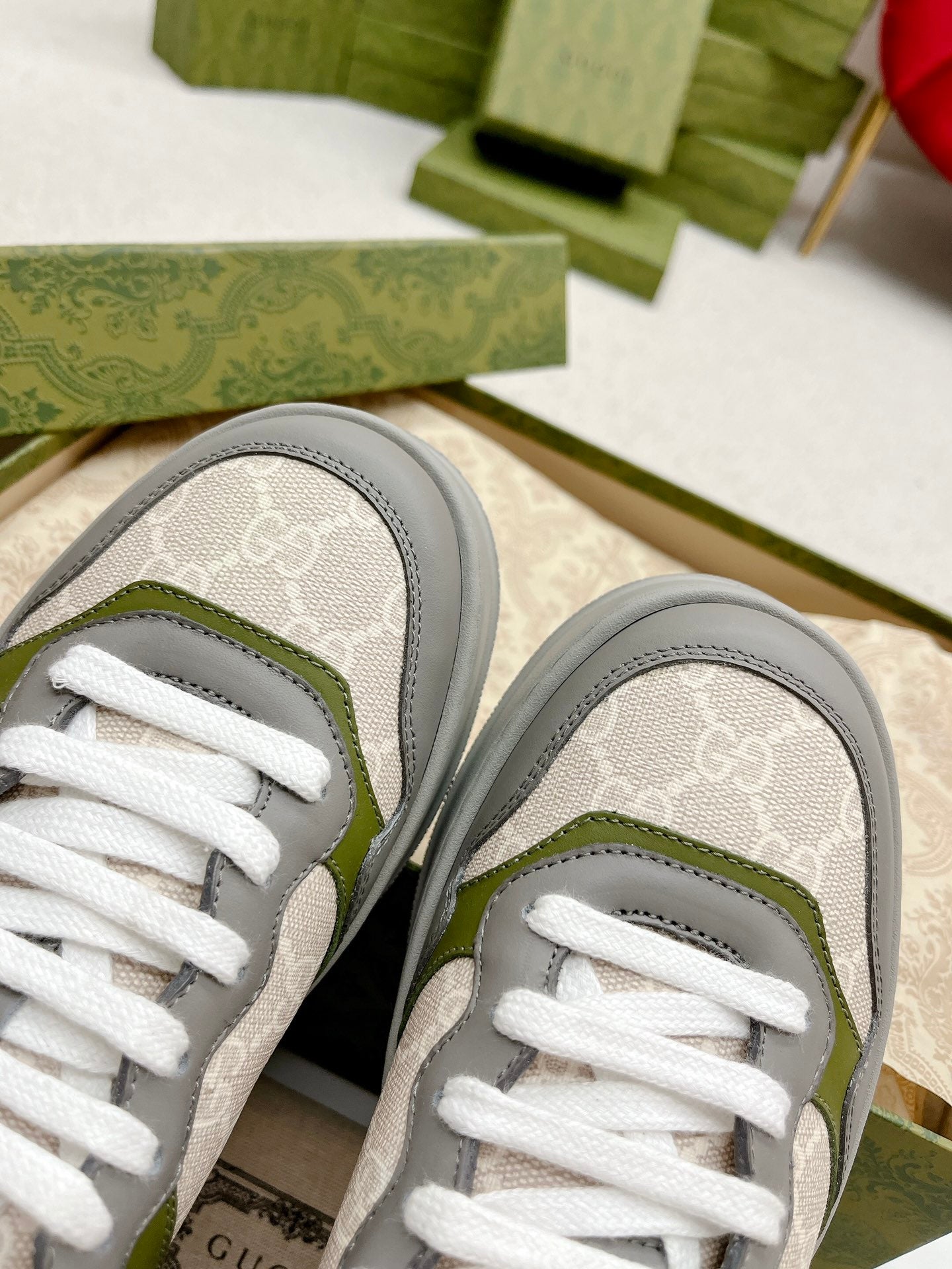 GUCCI TRAINER GRAY AND CREAMY WHITE CALFSKIN