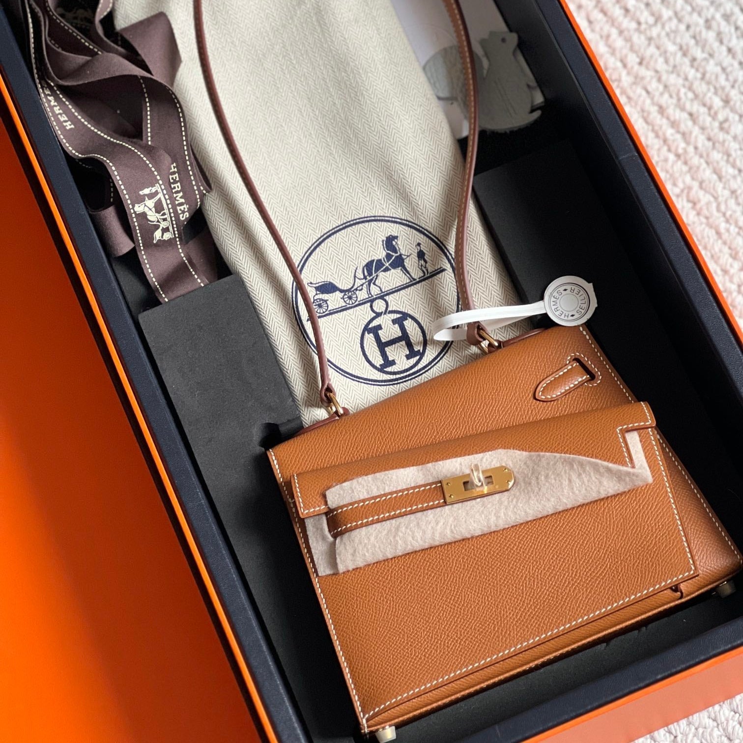 HERMES KELLY DESORDRE 20 IN BRONZE BROWN EPSOM LEATHER WITH GOLD HARDWARE