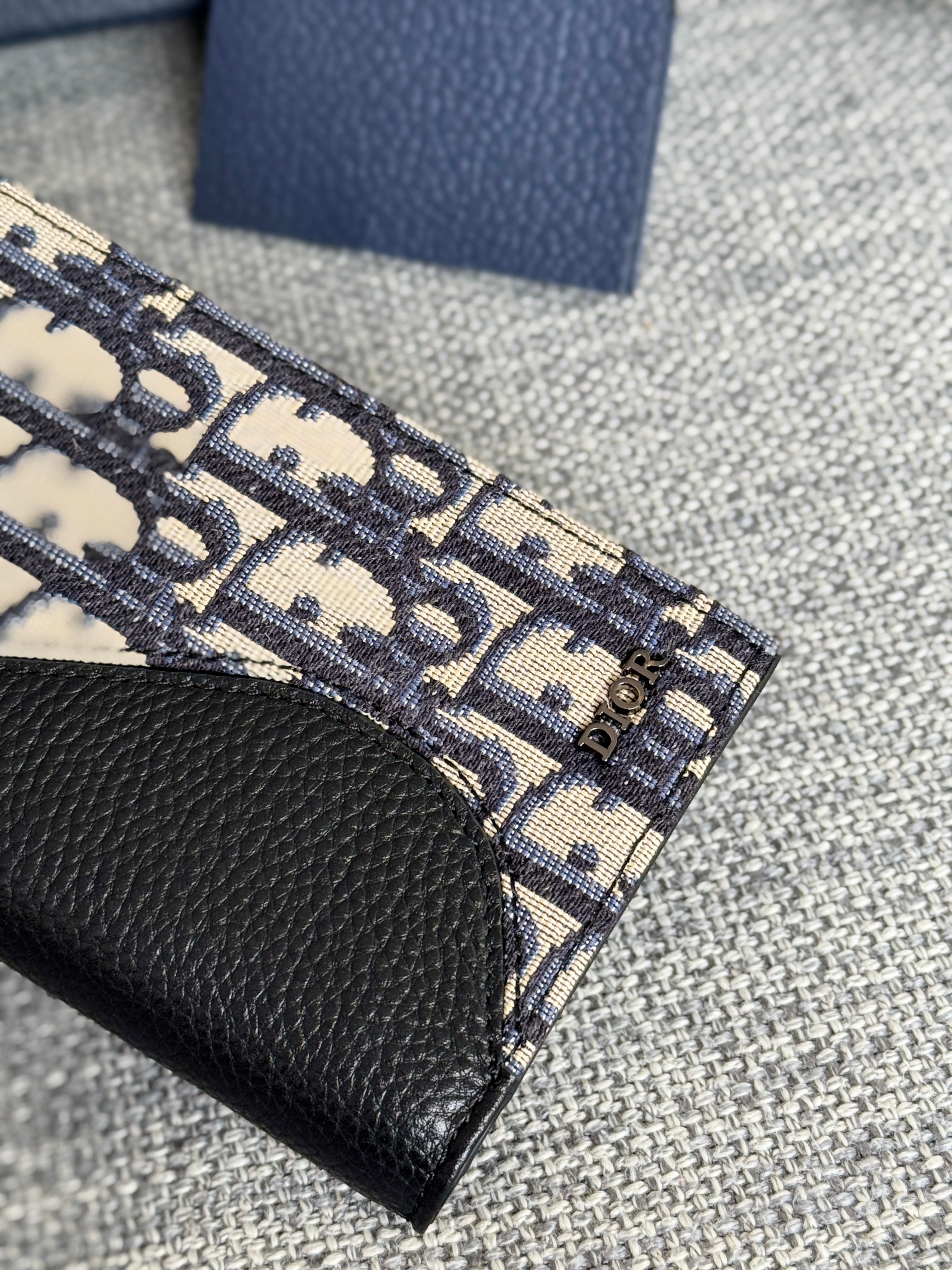 DIOR VERTICAL BIFOLD WALLET 19 IN BLACK GRAINED CALFSKIN MIX BLUE MONOGRAM OBLIQUE JACQUARD