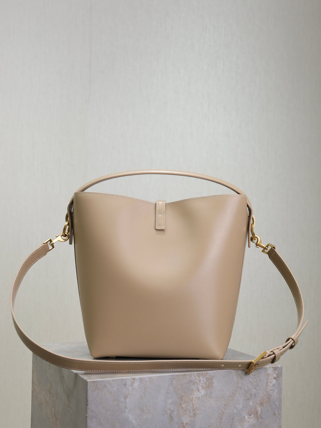 YSL 25S LE 5 À 7 BUCKET 26 IN NUDE CALFSKIN GOLD HARDWRE