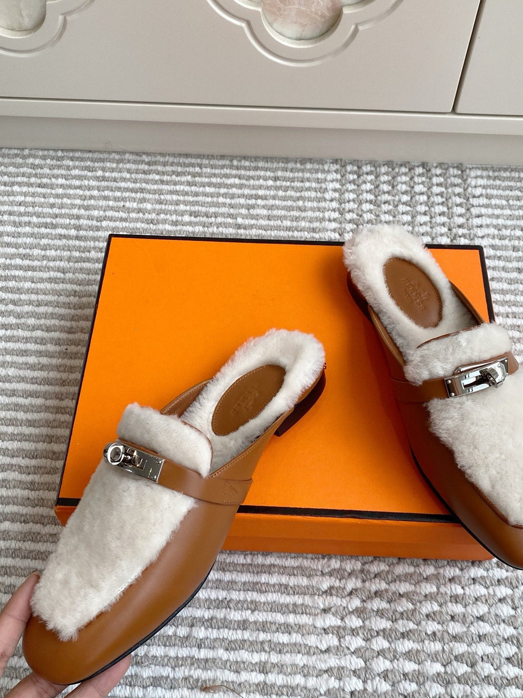 HERMES 25S CATENA MULE IN BEIGE SHEARLING AND BROWN LAMBSKIN WITH SILVER HARDWARE