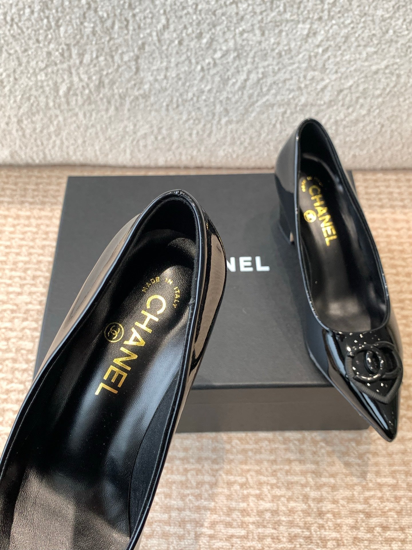 CHANEL MID-HEEL PUMPS IN BLACK PATENT CALFSKIN