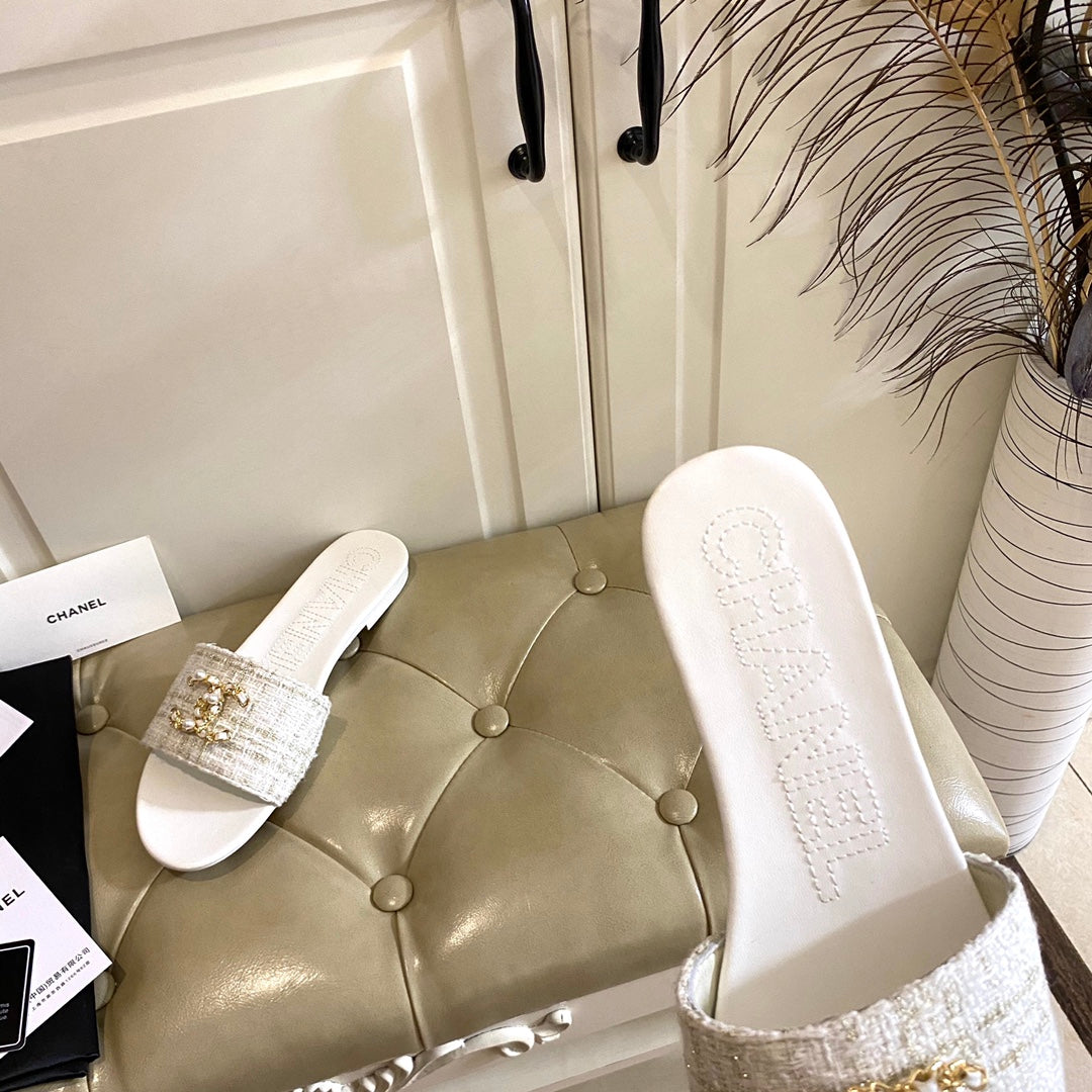 CHANEL SLIPPERS IN WHITE CREAM TWEED MULE