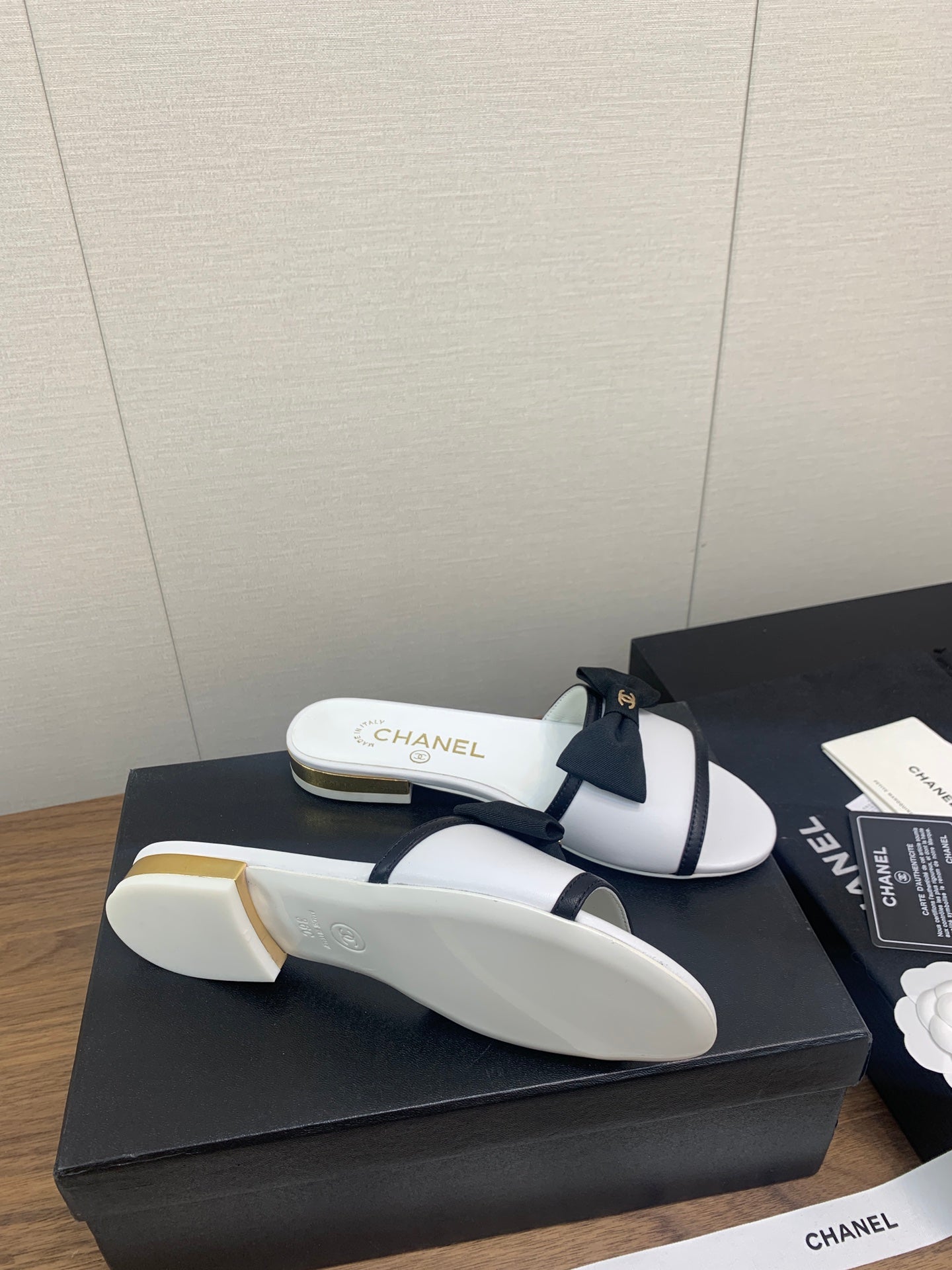 CHANEL BOW SLIPPERS IN WHITE LAMBSKIN