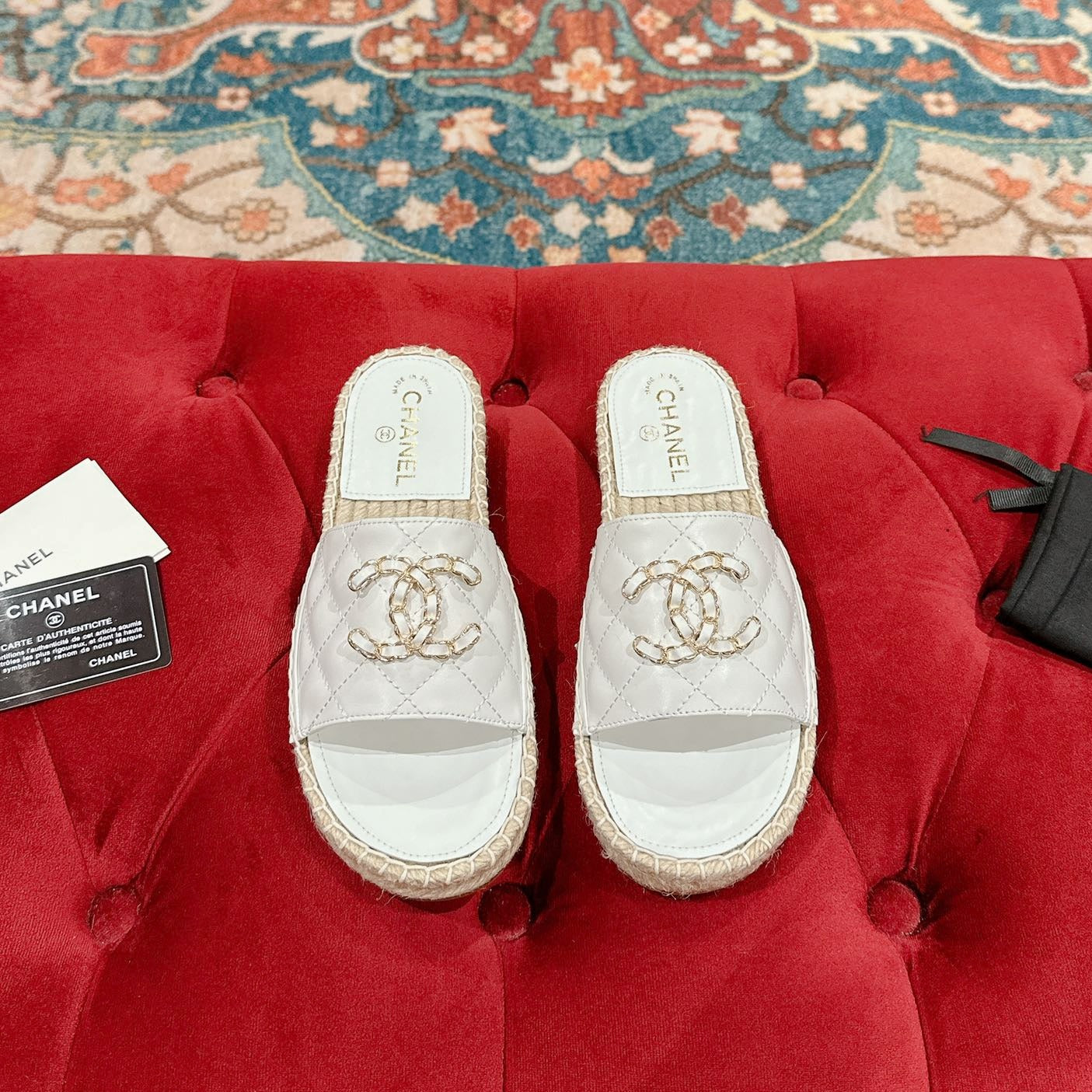 CHANEL FLAT SLIPPERS IN WHITE LAMBSKIN AND WOVEN WITH LOGO