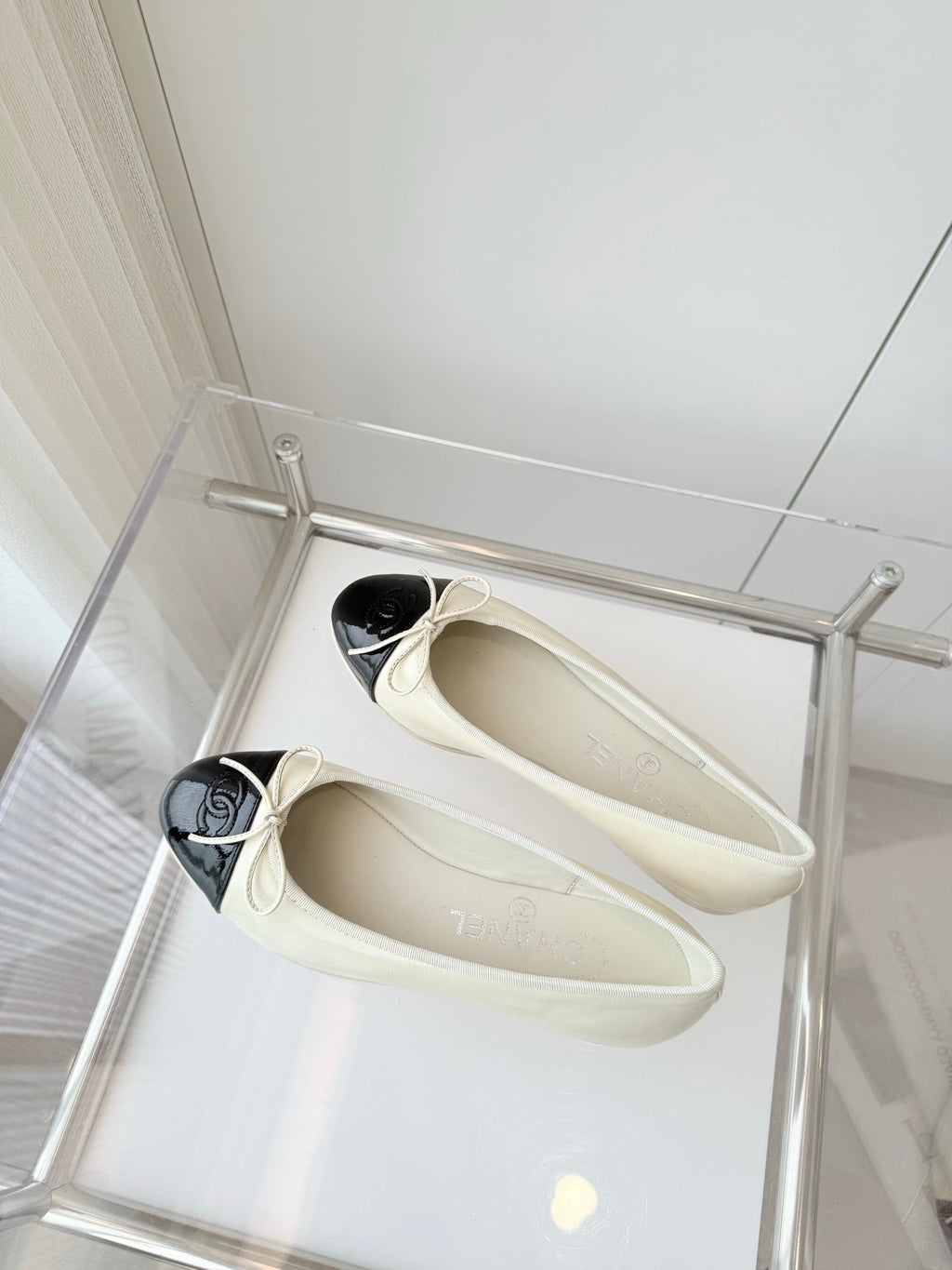 CHANEL BALLET FLAT IN WHITE MIX BLACK CALFSKIN