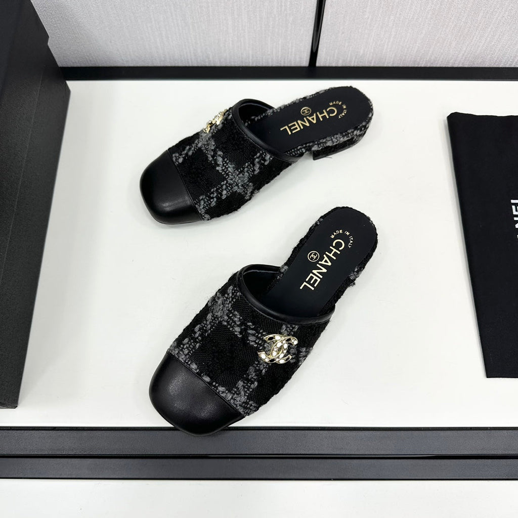 CHANEL FLAT MULE IN BLACK WOOL TWEED AND CALFSKIN GOLD HARDWARE