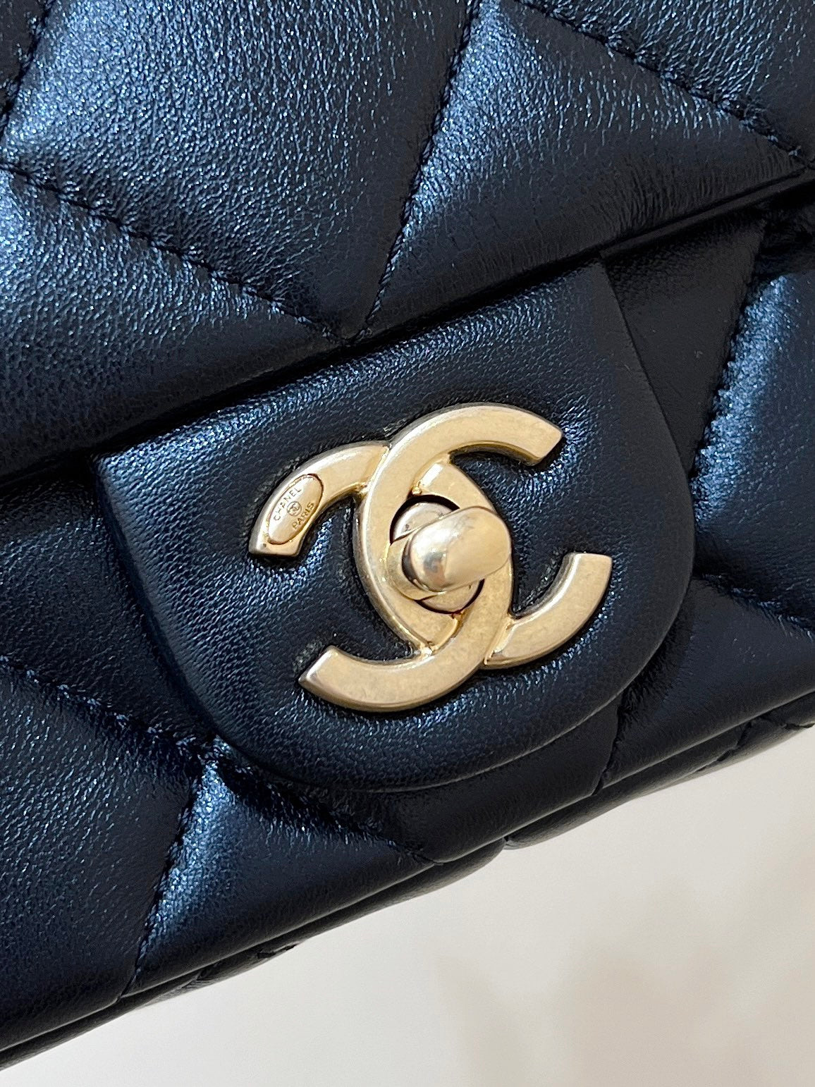 CHANEL 25S  CROSSBODY HANDBAG 17 IN BLACK LAMBSKIN GOLD HARDWARE